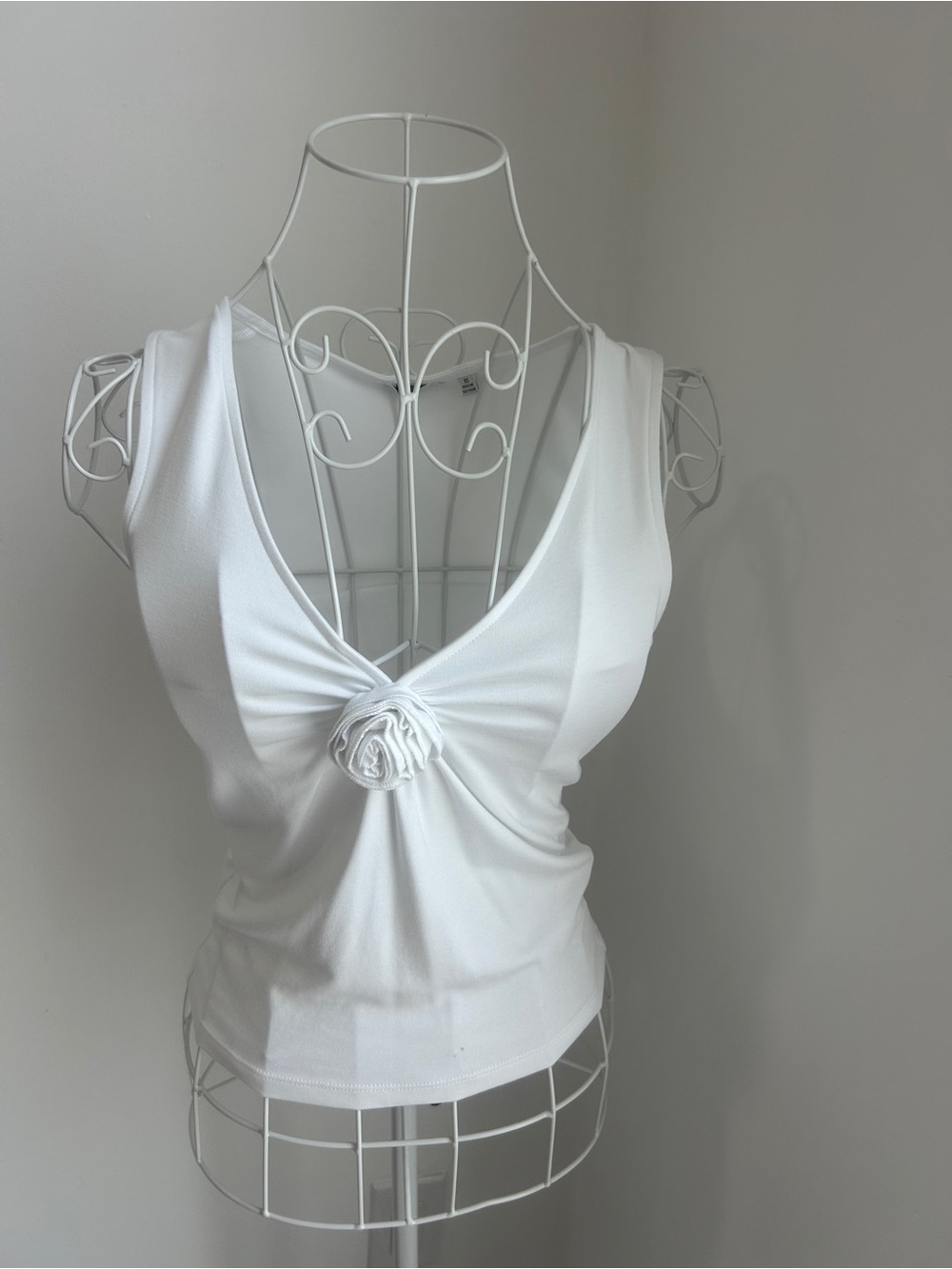 Wilfred Aritzia White Twist-Rosette V-Neck Tank